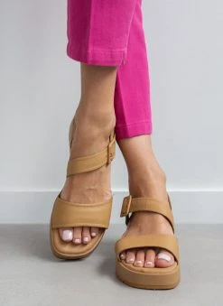 Flatforms δερμάτινα καρέ πέδιλα Carmela 68627 - Μπεζ