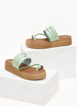 Flatforms δερμάτινα με λοξό στρας λουράκι Tfp - Βεραμάν 11 Flatforms δερμάτινα με λοξό στρας λουράκι Tfp - Βεραμάν -The Fashion Project κατάστημα flatforms dermatina tfp me lokso strass louraki 105851 65jj