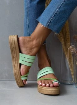 Flatforms δερμάτινα με λοξό στρας λουράκι Tfp - Βεραμάν 10 Flatforms δερμάτινα με λοξό στρας λουράκι Tfp - Βεραμάν -The Fashion Project κατάστημα flatforms dermatina tfp me lokso strass louraki 105851 j2ts