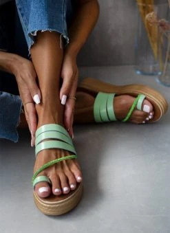 Flatforms δερμάτινα με λοξό στρας λουράκι Tfp - Βεραμάν 13 Flatforms δερμάτινα με λοξό στρας λουράκι Tfp - Βεραμάν -The Fashion Project κατάστημα flatforms dermatina tfp me lokso strass louraki 105851 s2ds