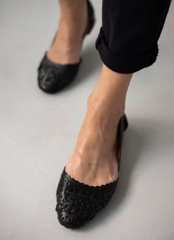 Μπαλαρίνες δερμάτινες με διάτρητο σχέδιο Carmela 160672 - Μαύρο