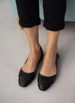 Μπαλαρίνες δερμάτινες με διάτρητο σχέδιο Carmela 160672 - Μαύρο -The Fashion Project κατάστημα mpalarines dermatines me diatrito sxedio carmela 1 110302 35u5