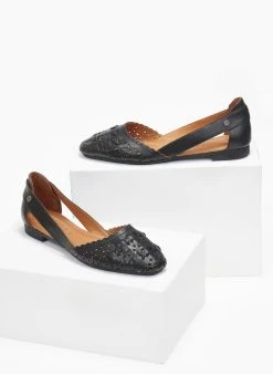 Μπαλαρίνες δερμάτινες με διάτρητο σχέδιο Carmela 160672 - Μαύρο -The Fashion Project κατάστημα mpalarines dermatines me diatrito sxedio carmela 1 110302 n32f