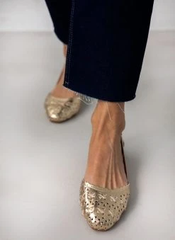 Μπαλαρίνες δερμάτινες με διάτρητο σχέδιο Carmela 160672 - Χρυσό -The Fashion Project κατάστημα mpalarines dermatines me diatrito sxedio carmela 1 110303 u6cx