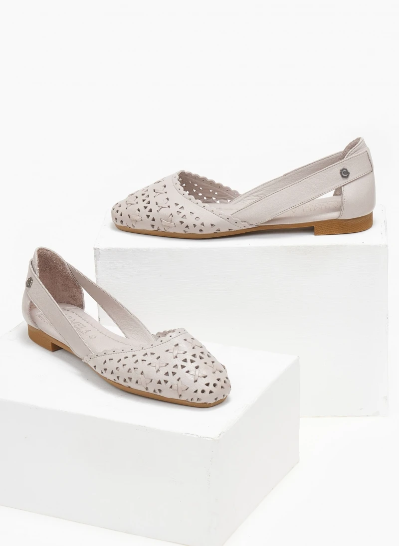 Μπαλαρίνες δερμάτινες με διάτρητο σχέδιο Carmela 160672 - Πάγου 3 Μπαλαρίνες δερμάτινες με διάτρητο σχέδιο Carmela 160672 - Πάγου - Image 3