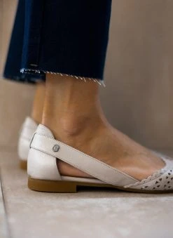 Μπαλαρίνες δερμάτινες με διάτρητο σχέδιο Carmela 160672 - Πάγου 10 Μπαλαρίνες δερμάτινες με διάτρητο σχέδιο Carmela 160672 - Πάγου -The Fashion Project κατάστημα mpalarines dermatines me diatrito sxedio carmela 1 110413 z7sr