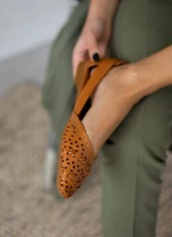 Μπαλαρίνες δερμάτινες με διάτρητο σχέδιο Carmela 160672 - Κάμελ -The Fashion Project κατάστημα mpalarines dermatines me diatrito sxedio carmela 1 110414 79di