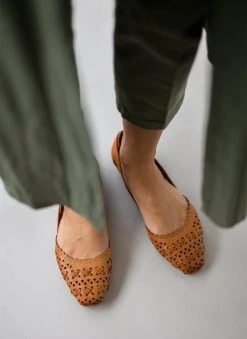 Μπαλαρίνες δερμάτινες με διάτρητο σχέδιο Carmela 160672 - Κάμελ -The Fashion Project κατάστημα mpalarines dermatines me diatrito sxedio carmela 1 110414 j49v