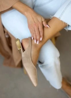 Xti Footwear Μπαλαρίνες Suede με μεταλλικό τακούνι Xti 141065 - Μπεζ -The Fashion Project κατάστημα mpalarines suede me metalliko takouni xti 141065 110346 g3ws