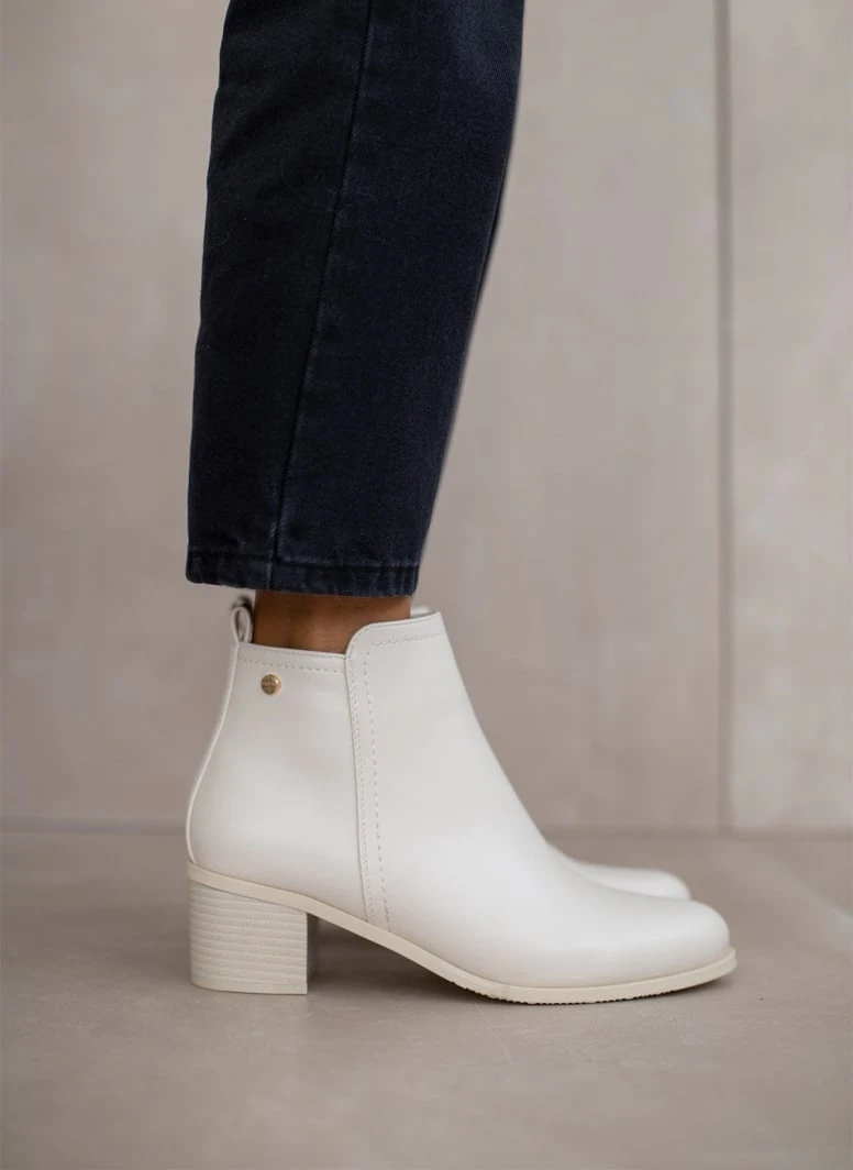 The Fashion Project Μποτάκια αστραγάλου με εξωτερική ραφή - Μπεζ 1 The Fashion Project Μποτάκια αστραγάλου με εξωτερική ραφή - Μπεζ