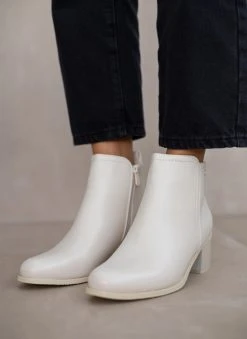 The Fashion Project Μποτάκια αστραγάλου με εξωτερική ραφή - Μπεζ 10 The Fashion Project Μποτάκια αστραγάλου με εξωτερική ραφή - Μπεζ -The Fashion Project κατάστημα mpotakia astragalou me ekswteriki rafi 106153 s7gf