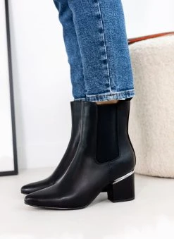 The Fashion Project Μποτάκια Chelsea με μεταλλική λεπτομέρεια - Μαύρο