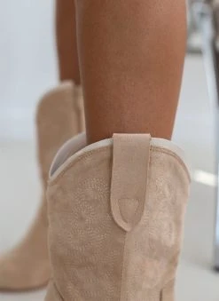 The Fashion Project Μποτάκια Cowboy Suede με ξύλινο τακούνι - Μπεζ -The Fashion Project κατάστημα mpotakia cowboy suede me ksulino takouni 109325 h5zu