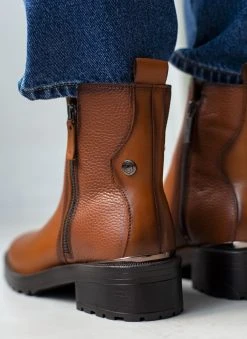 Μποτάκια δερμάτινα με μέταλλο CARMELA 160277 - Ταμπά