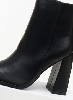 The Fashion Project Μποτάκια καρέ με εξωτερική ραφή - Μαύρο -The Fashion Project κατάστημα mpotakia kare me ekswteriki rafi 106123 7gsa