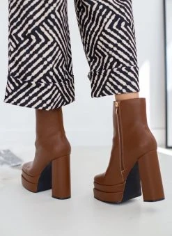 The Fashion Project Μποτάκια καρέ με ψηλή φιάπα - Καφέ 12 The Fashion Project Μποτάκια καρέ με ψηλή φιάπα - Καφέ -The Fashion Project κατάστημα mpotakia kare me psili fiapa 108842 kk3z