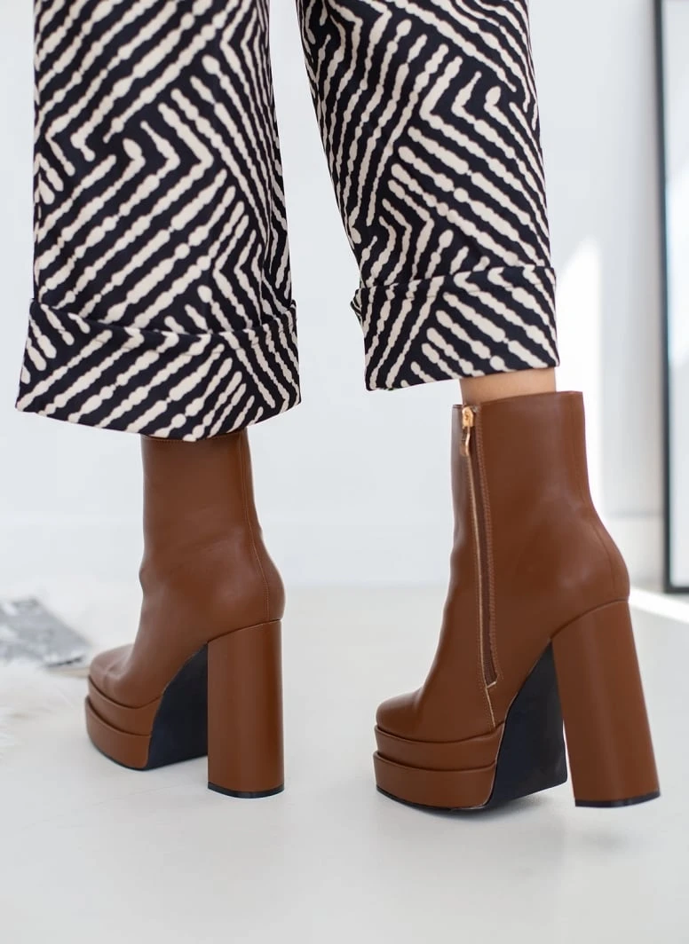 The Fashion Project Μποτάκια καρέ με ψηλή φιάπα - Καφέ 5 The Fashion Project Μποτάκια καρέ με ψηλή φιάπα - Καφέ - Image 5