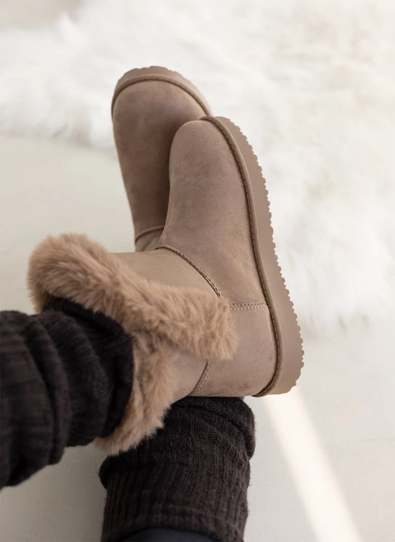 The Fashion Project Μποτάκια με γούνα και κουμπί στο πλάι - Τάουπε 5 The Fashion Project Μποτάκια με γούνα και κουμπί στο πλάι - Τάουπε - Image 5