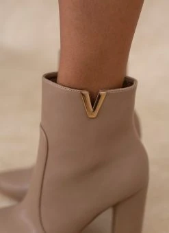 The Fashion Project Μποτάκια με μεταλλικό V Cut - Πούρο