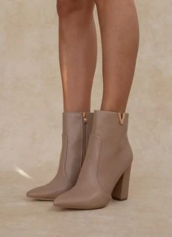 The Fashion Project Μποτάκια με μεταλλικό V Cut - Πούρο -The Fashion Project κατάστημα mpotakia me metalliko v cut 106110 tra2