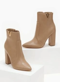 The Fashion Project Μποτάκια με μεταλλικό V Cut - Πούρο -The Fashion Project κατάστημα mpotakia me metalliko v cut 106110 v686