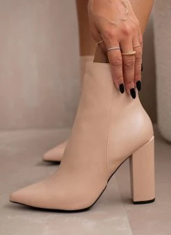 The Fashion Project Μποτάκια μυτερά με κάθετη ραφή - Nude 10 The Fashion Project Μποτάκια μυτερά με κάθετη ραφή - Nude -The Fashion Project κατάστημα mpotakia mutera me katheti rafi 105576 px1k