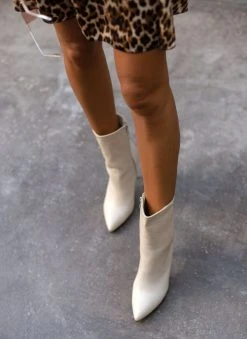 The Fashion Project Μποτάκια μυτερά με κάθετη ραφή - Μπεζ -The Fashion Project κατάστημα mpotakia mutera me psilo takouni 106920 j3dj