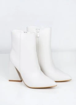 The Fashion Project Μποτάκια μυτερά με ραφή - Λευκό 7 The Fashion Project Μποτάκια μυτερά με ραφή - Λευκό -The Fashion Project κατάστημα mpotakia mutera me rafi 109550 xsbm