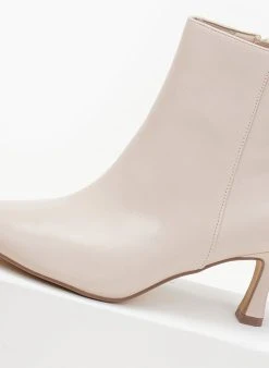 The Fashion Project Μποτάκια μυτερά με χαμηλό τακούνι - Μπεζ 12 The Fashion Project Μποτάκια μυτερά με χαμηλό τακούνι - Μπεζ -The Fashion Project κατάστημα mpotakia mutera me xamilo takouni 106120 76x0 1