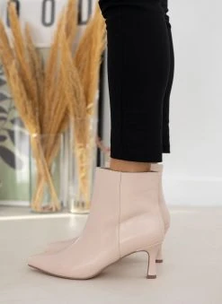 The Fashion Project Μποτάκια μυτερά με χαμηλό τακούνι - Μπεζ