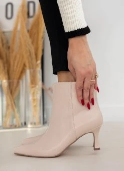 The Fashion Project Μποτάκια μυτερά με χαμηλό τακούνι - Μπεζ 10 The Fashion Project Μποτάκια μυτερά με χαμηλό τακούνι - Μπεζ -The Fashion Project κατάστημα mpotakia mutera me xamilo takouni 106120 drsu