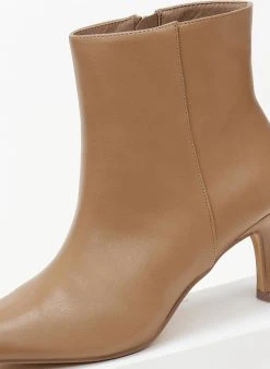 The Fashion Project Μποτάκια μυτερά με χαμηλό τακούνι - Πούρο -The Fashion Project κατάστημα mpotakia mutera me xamilo takouni 106121 2g2h