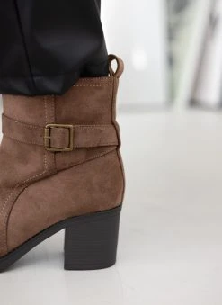 The Fashion Project Μποτάκια Suede με αγκράφα - Τάουπε -The Fashion Project κατάστημα mpotakia suede me agkrafa 108701 5kbz