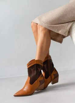 The Fashion Project Μποτάκια Cowboy με διχρωμία - Καφέ 11 The Fashion Project Μποτάκια Cowboy με διχρωμία - Καφέ -The Fashion Project κατάστημα mpotakia western me dixrwmia 108839 mvk3