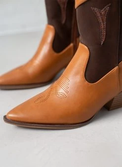 The Fashion Project Μποτάκια Cowboy με διχρωμία - Καφέ 9 The Fashion Project Μποτάκια Cowboy με διχρωμία - Καφέ -The Fashion Project κατάστημα mpotakia western me dixrwmia 108839 v94r