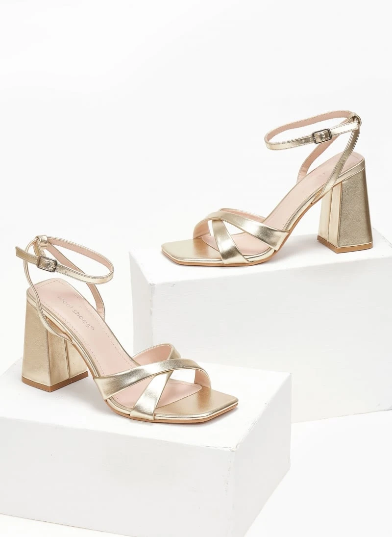 The Fashion Project Πέδιλα με μπαρέτα και χιαστί λουράκια - Χρυσό 2 The Fashion Project Πέδιλα με μπαρέτα και χιαστί λουράκια - Χρυσό - Image 2