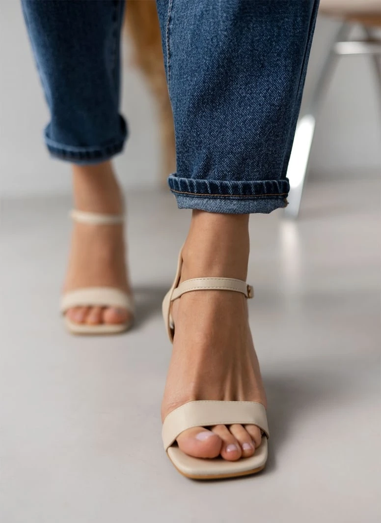 The Fashion Project Πέδιλα με μπαρέτα σε καρέ γραμμή - Μπεζ 4 The Fashion Project Πέδιλα με μπαρέτα σε καρέ γραμμή - Μπεζ - Image 4