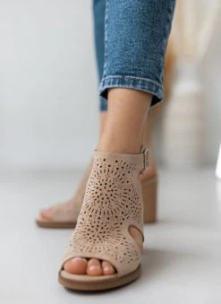 Xti Footwear Πέδιλα με μπαρέτα Suede και διατρητο σχέδιο Xti 141098 - Τάουπε -The Fashion Project κατάστημα pedila me mpareta suede kai diatrito sxedio xti 14 110372 3eti