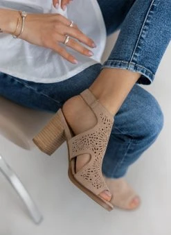 Xti Footwear Πέδιλα με μπαρέτα Suede και διατρητο σχέδιο Xti 141098 - Τάουπε -The Fashion Project κατάστημα pedila me mpareta suede kai diatrito sxedio xti 14 110372 7rto