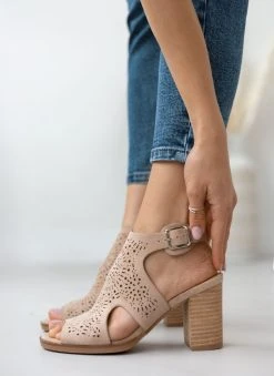 Xti Footwear Πέδιλα με μπαρέτα Suede και διατρητο σχέδιο Xti 141098 - Τάουπε