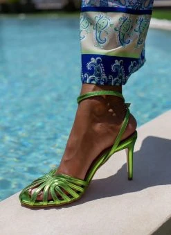 Πέδιλα με μπαρέτα σε μεταλλικές αποχρώσεις Tfp - Λαχανί 15 Πέδιλα με μπαρέτα σε μεταλλικές αποχρώσεις Tfp - Λαχανί -The Fashion Project κατάστημα retro tfp pedila se metallikes apoxrwseis 105219 0xg5