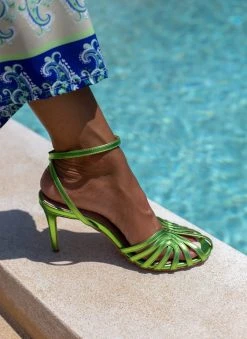 Πέδιλα με μπαρέτα σε μεταλλικές αποχρώσεις Tfp - Λαχανί 23 Πέδιλα με μπαρέτα σε μεταλλικές αποχρώσεις Tfp - Λαχανί -The Fashion Project κατάστημα retro tfp pedila se metallikes apoxrwseis 105219 41mc