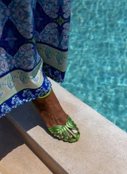 Πέδιλα με μπαρέτα σε μεταλλικές αποχρώσεις Tfp - Λαχανί 16 Πέδιλα με μπαρέτα σε μεταλλικές αποχρώσεις Tfp - Λαχανί -The Fashion Project κατάστημα retro tfp pedila se metallikes apoxrwseis 105219 fycp