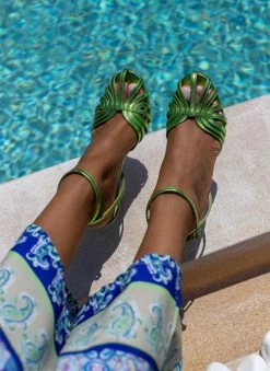 Πέδιλα με μπαρέτα σε μεταλλικές αποχρώσεις Tfp - Λαχανί 20 Πέδιλα με μπαρέτα σε μεταλλικές αποχρώσεις Tfp - Λαχανί -The Fashion Project κατάστημα retro tfp pedila se metallikes apoxrwseis 105219 p0tu