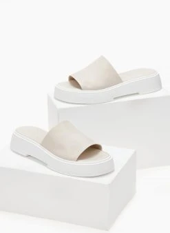 Flatforms δερμάτινα με φαρδιά φάσα Iris Sandals - Ζαχαρί 6 Flatforms δερμάτινα με φαρδιά φάσα Iris Sandals - Ζαχαρί -The Fashion Project κατάστημα sandalia dermatina iris me fardia fasa 103355 gxtb