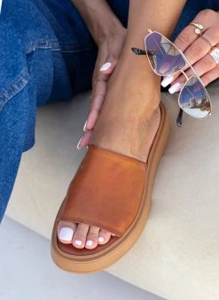 Flatforms δερμάτινα με φαρδιά φάσα Iris Sandals - Ταμπά -The Fashion Project κατάστημα sandalia dermatina iris me fardia fasa 103999 et37
