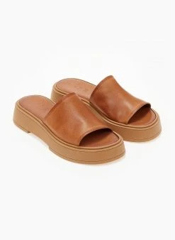 Flatforms δερμάτινα με φαρδιά φάσα Iris Sandals - Ταμπά -The Fashion Project κατάστημα sandalia dermatina iris me fardia fasa 103999 t1ji