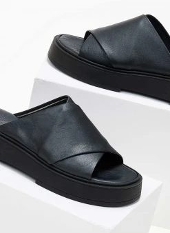 Flatforms δερμάτινα Crossover Iris Sandals - Μαύρο -The Fashion Project κατάστημα sandalia dermatina iris me xiasti fases 104010 2kzu