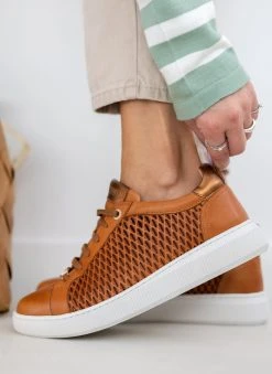 Sneakers δερμάτινα με διάτρητο σχέδιο Carmela 160797 - Κάμελ -The Fashion Project κατάστημα sneakers dermatina me diatrito sxedio carmela 1607 110310 3j5b