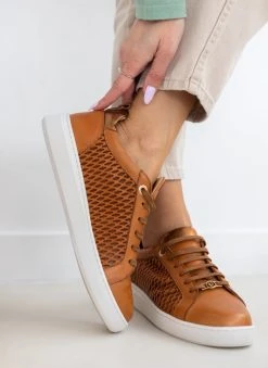 Sneakers δερμάτινα με διάτρητο σχέδιο Carmela 160797 - Κάμελ -The Fashion Project κατάστημα sneakers dermatina me diatrito sxedio carmela 1607 110310 4m8h